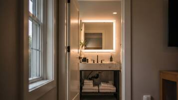 Quarto premium, 1 cama King, para não fumantes | Banheiro | Chuveiro, secador de cabelo, toalhas de banho, sabonete