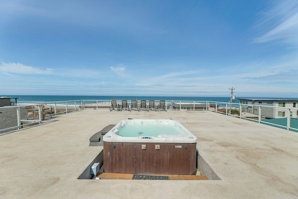 Terrace/patio - Group Friendly! Rockaway Beach Oasis w/ Game Room (Rockaway Beach)