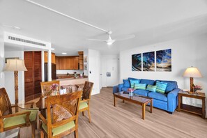 Condo (2 Bedrooms) | Phòng khách | TV