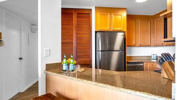 Appartement (2 Bedrooms) | Privékeuken | Een microgolfoven, een oven, een vaatwasser