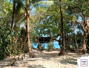 På stranden og solsenger