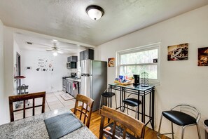 Réfrigérateur, micro-ondes, plaque de cuisson, lave-vaisselle