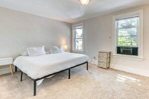 3 bedrooms, desk, iron/ironing board, Internet