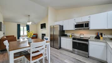 Coffee/tea maker, fridge, microwave, stovetop