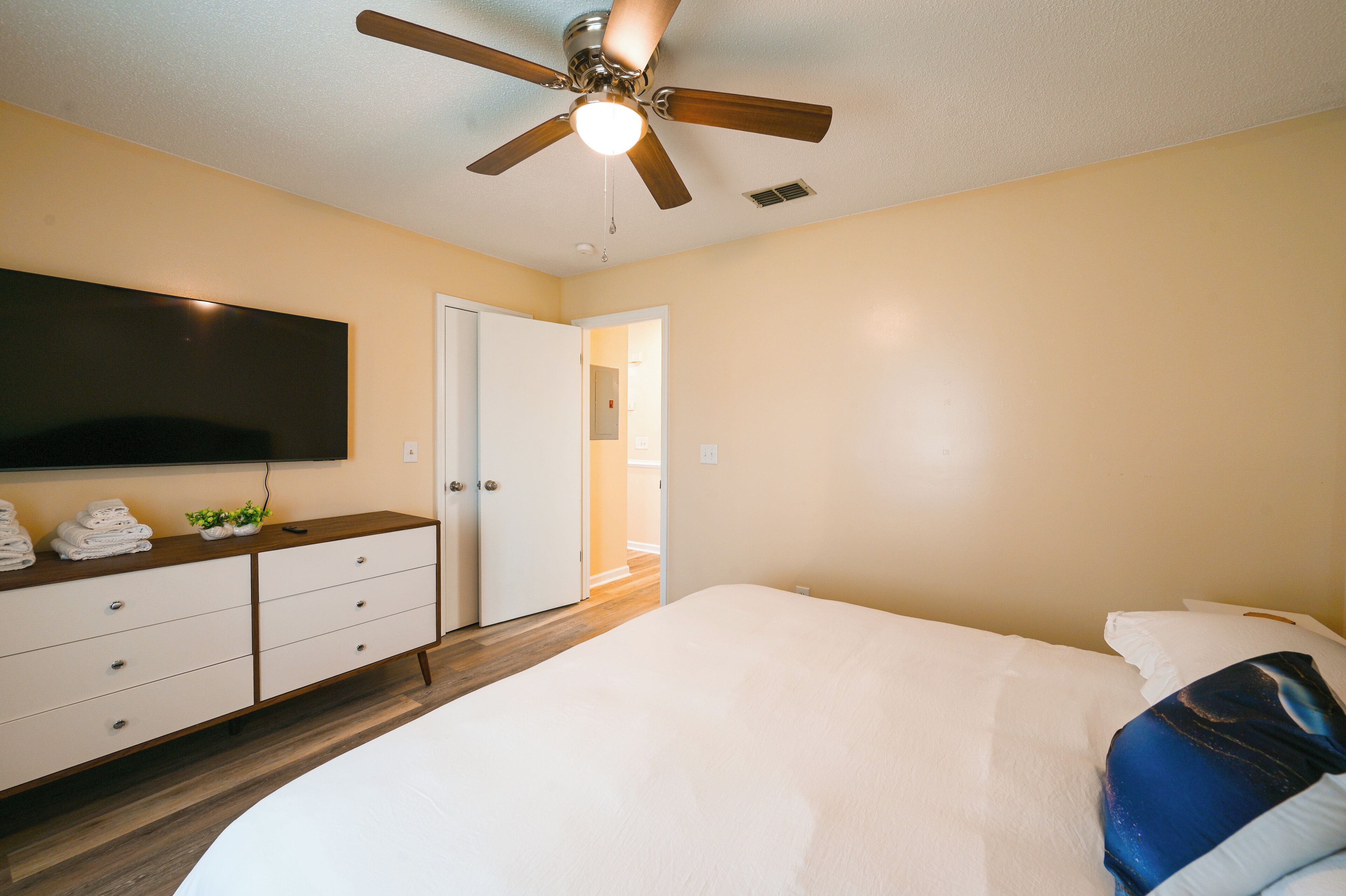 2 bedrooms, iron/ironing board, internet, bed sheets