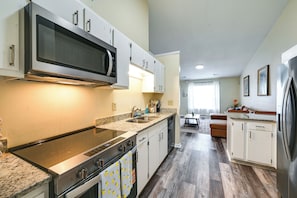 Réfrigérateur, micro-ondes, plaque de cuisson, lave-vaisselle