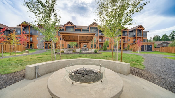 A multi-story building with a central courtyard, outdoor seating, and a fire pit. - Suncadia Resort Condo Near Trails & River Access! (Cle Elum)