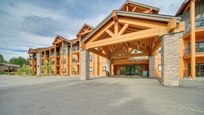 A multi-story hotel with a prominent wooden facade and stone pillars. - Suncadia Resort Condo Near Trails & River Access! (Cle Elum)