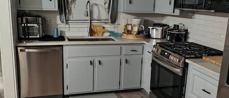 Four Ă micro-ondes, un four, surface de cuisson, lave-vaisselle