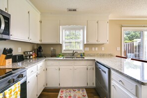 Réfrigérateur, micro-ondes, plaque de cuisson, lave-vaisselle