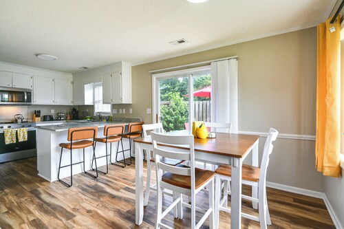 6 Mi to Med District: Greenville Home w/ Yard