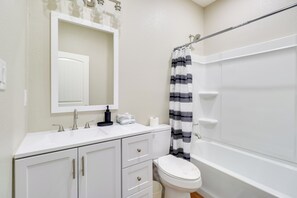 Secador de cabelo, toalhas de banho