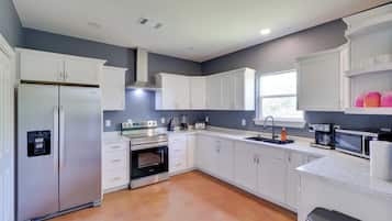 Réfrigérateur, micro-ondes, plaque de cuisson, cafetiÚre/bouilloire