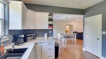 Réfrigérateur, micro-ondes, plaque de cuisson, cafetiÚre/bouilloire