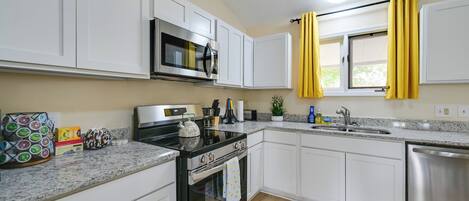 Coffee/tea maker, fridge, microwave, stovetop