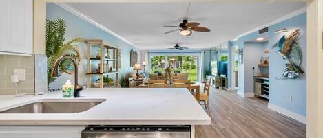 Microondas, horno, parrilla de estufa y lavavajillas