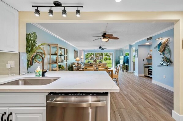 Mikrovågsugn, ugn, spishäll och diskmaskin