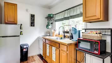 Réfrigérateur, four à micro-ondes, surface de cuisson, cafetière-théière