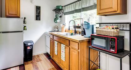 Woodsy & Charming! Tiny Haven w/ Yard in Pelkie