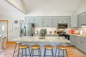 Geladeira, micro-ondas, cooktop, lava-louças