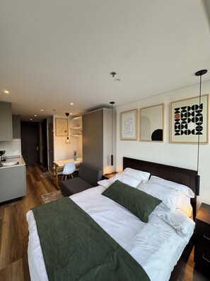 1 多间卧室、客房内保险箱、办公桌、熨斗/熨衣板