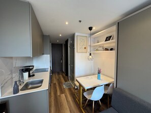 Microwave, coffee/tea maker, cookware/dishes/utensils, lobster pot