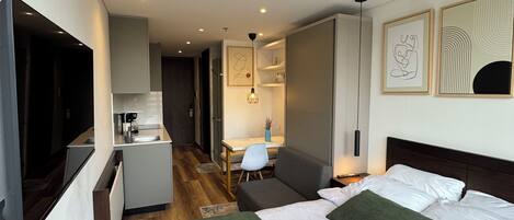 1 bedroom, in-room safe, desk, iron/ironing board