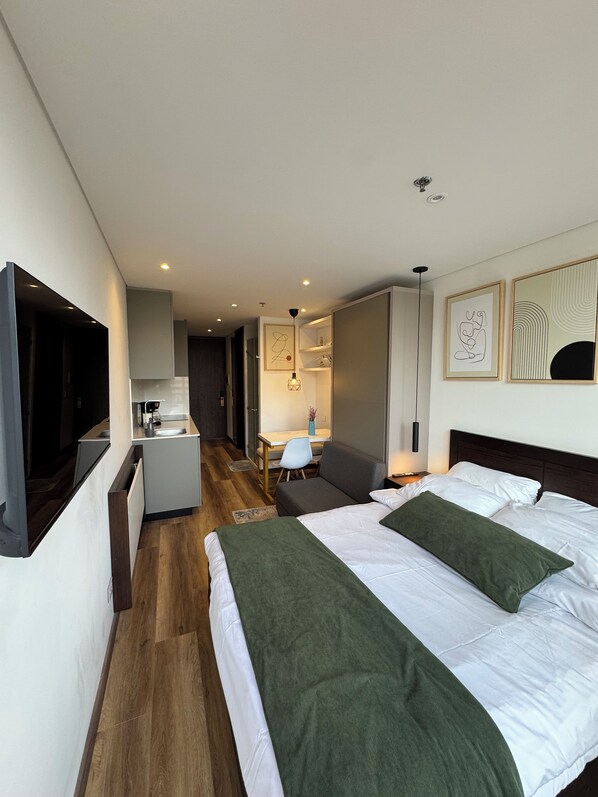 1 多间卧室、客房内保险箱、办公桌、熨斗/熨衣板