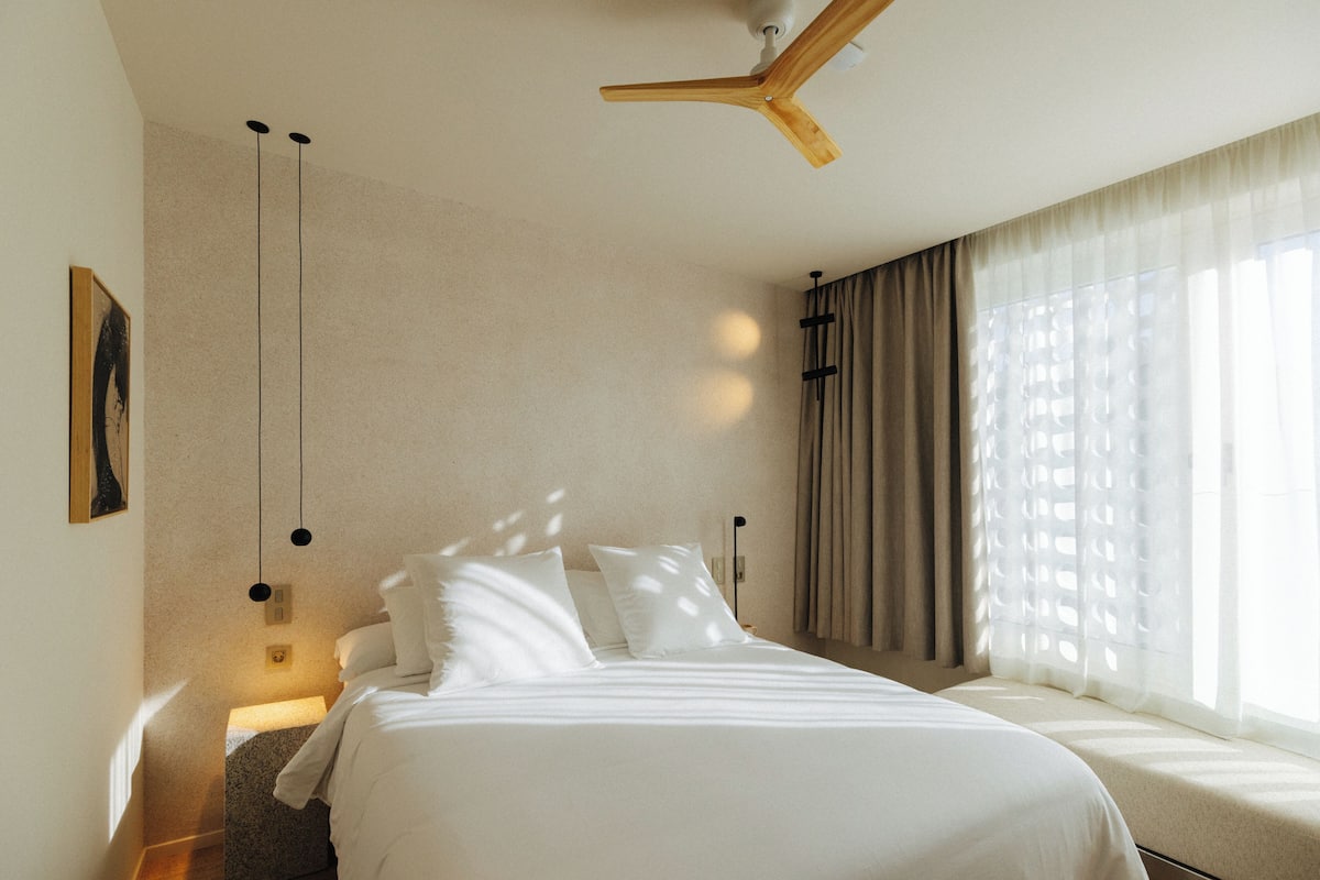Quarto casal standard, vista para a cidade | Escrivaninha, cortinas blackout, ferros/tábuas de passar roupa