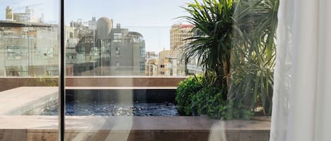 Deluxe tweepersoonskamer, 1 slaapkamer | Een bureau, verduisterende gordijnen, een strijkplank/strijkijzer