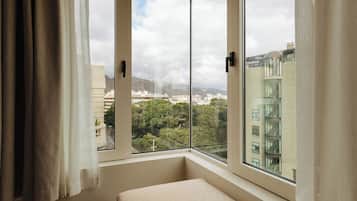 Habitación doble Deluxe, vista a la ciudad | Escritorio, cortinas blackout y tabla de planchar con plancha