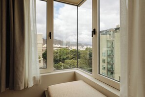 Deluxe-Doppelzimmer, Stadtblick | Schreibtisch, Verdunkelungsvorhänge, Bügeleisen/Bügelbrett