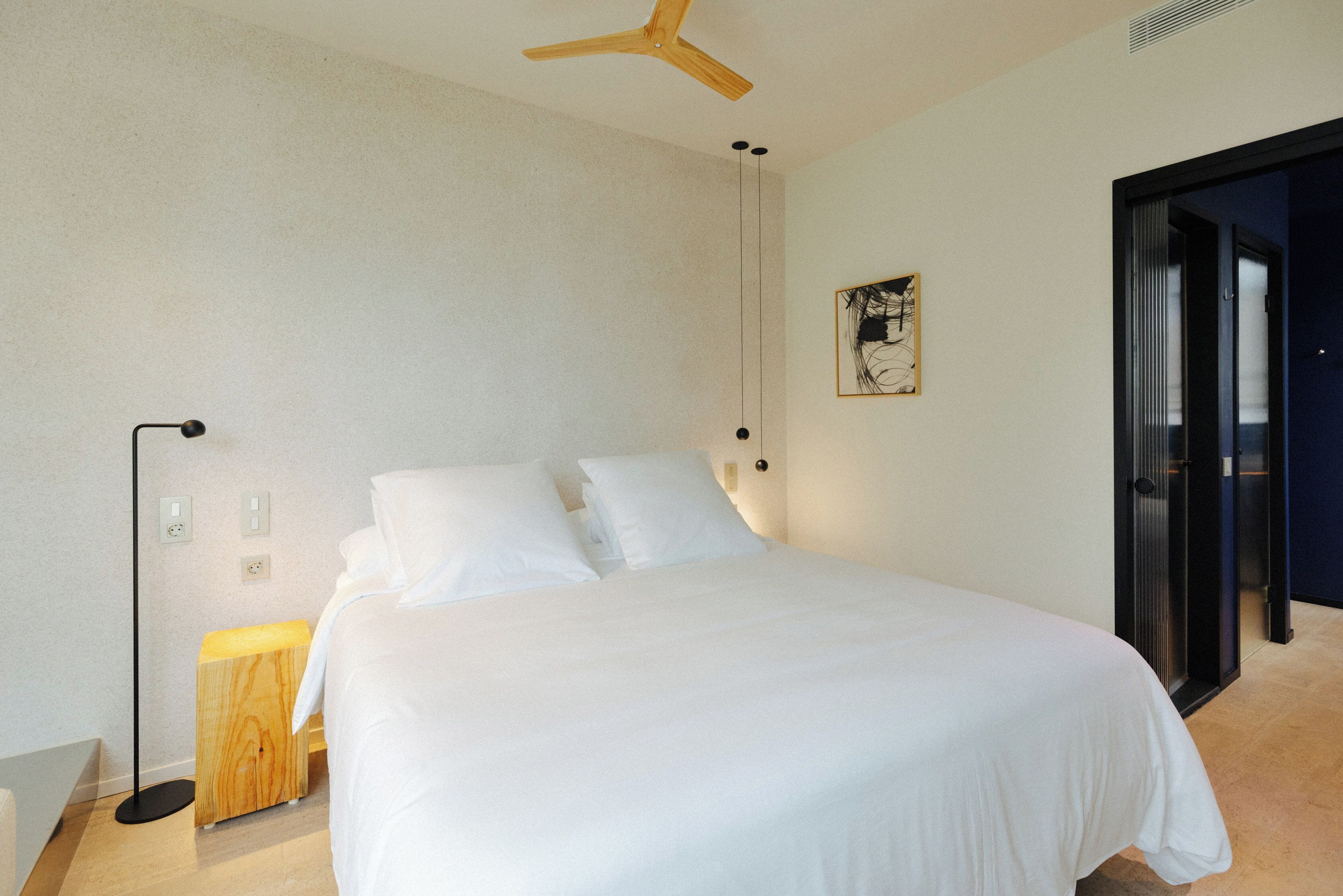 مكتب وستائر تعتيم ومكواة/لوح كي وواي فاي مجانًا