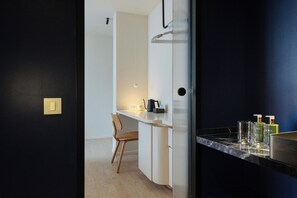 โต๊ะทำงาน, ผ้าม่านกันแสง, เตารีด/โต๊ะรีดผ้า, Wi-Fi ฟรี