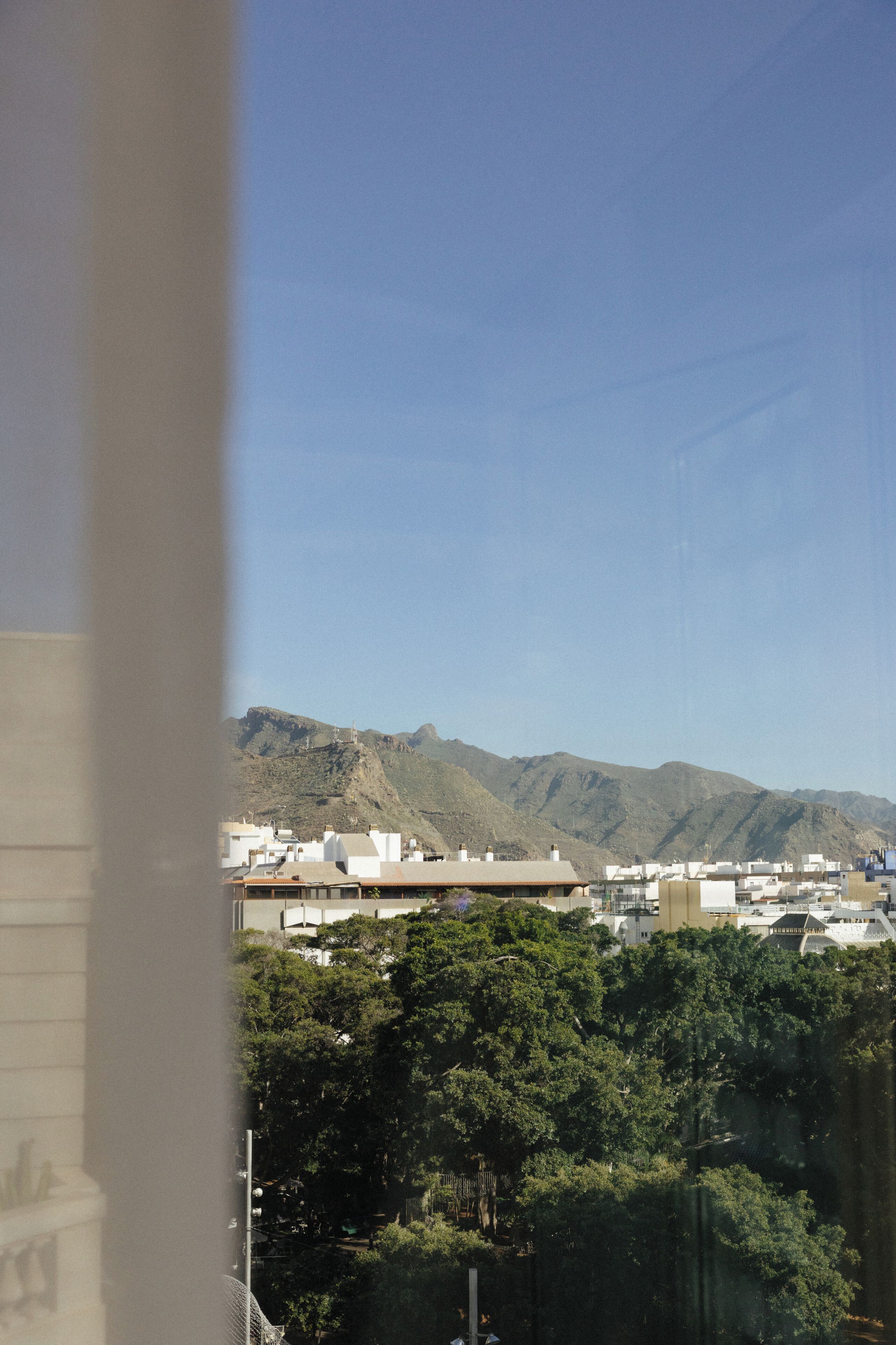 Vista de un paisaje montañoso con edificios en primer plano.