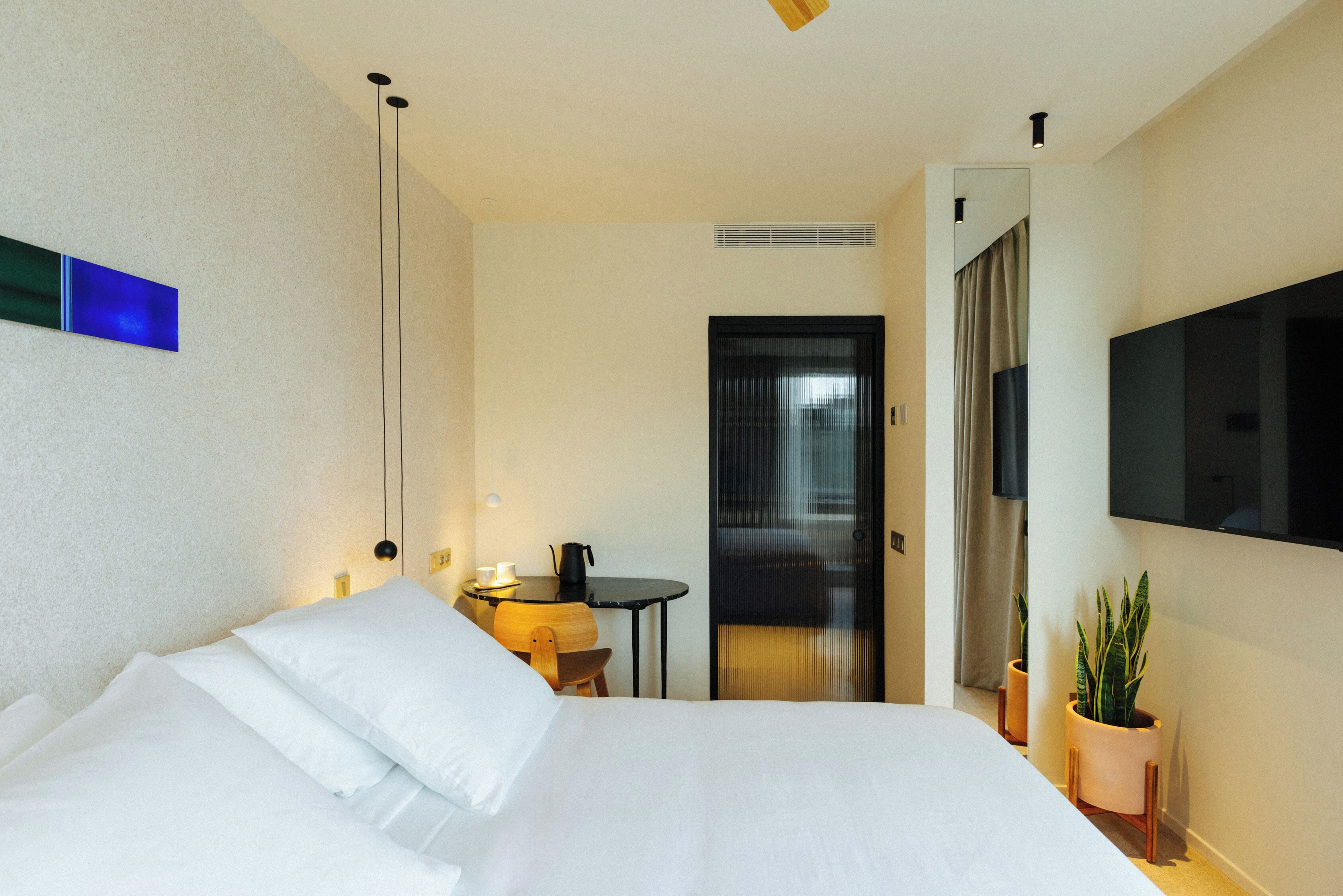 مكتب وستائر تعتيم ومكواة/لوح كي وواي فاي مجانًا