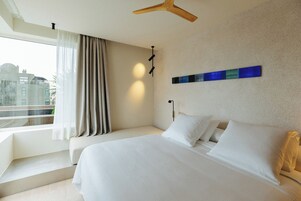 Escritorio, cortinas blackout y tabla de planchar con plancha 