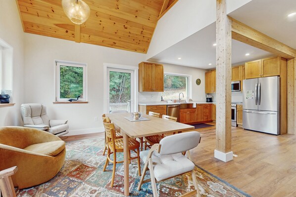 冷蔵庫、電子レンジ、オーブン、コンロ