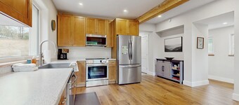 Beautiful house w/ mountain view, balcony, grill, central a/c, close to skiing