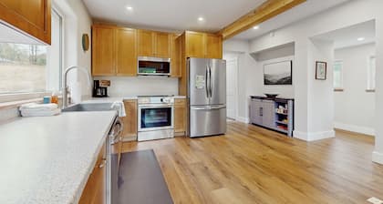 Beautiful house w/ mountain view, balcony, grill, central a/c, close to skiing