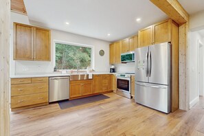 冷蔵庫、電子レンジ、オーブン、コンロ