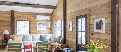 Smart TV, books, stereo