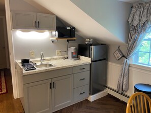 Een koelkast, een microgolfoven, een koffiezetapparaat/waterkoker