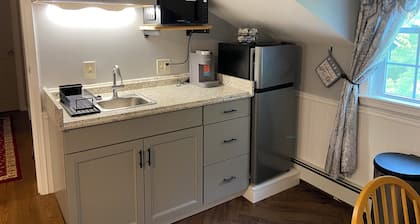The Buoy House is a charming 2nd floor apartment in York close to beaches.