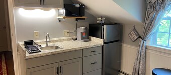 The Buoy House is a charming 2nd floor apartment in York close to beaches.