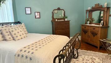 1 bedroom, desk, iron/ironing board, WiFi (free)