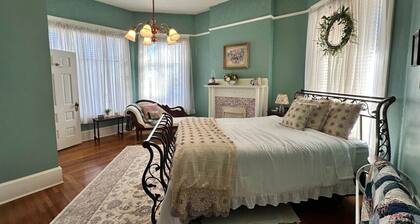 The Redbud Room at The Judges Chambers