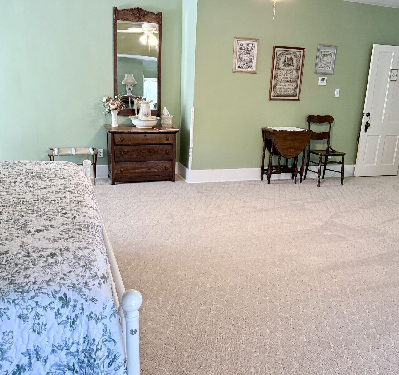 1 chambre, fer et planche à repasser, accès au Wi-Fi (inclus)