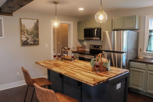 Renovated Historic 1870 Home 2 BR Suite on 1st Floor Full Amenities Firepit Deck