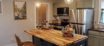 Renovated Historic 1870 Home 2 BR Suite on 1st Floor Full Amenities Firepit Deck